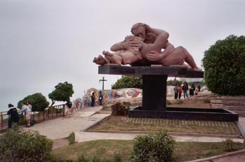 kissing couple statue